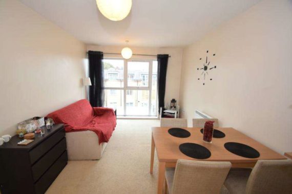 2 bedroom Flat for s...